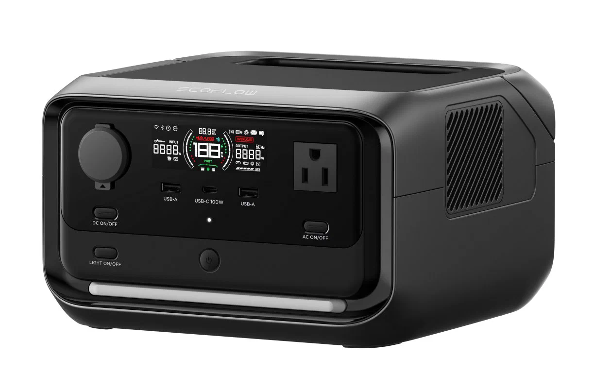 EcoFlow River 3 Plus vista em ângulo, com a tela, as portas USB e a tomada AC na frente