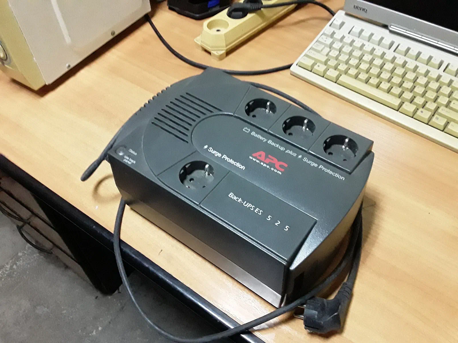 Nobreak APC Back-UPS ES525 com tomadas no topo