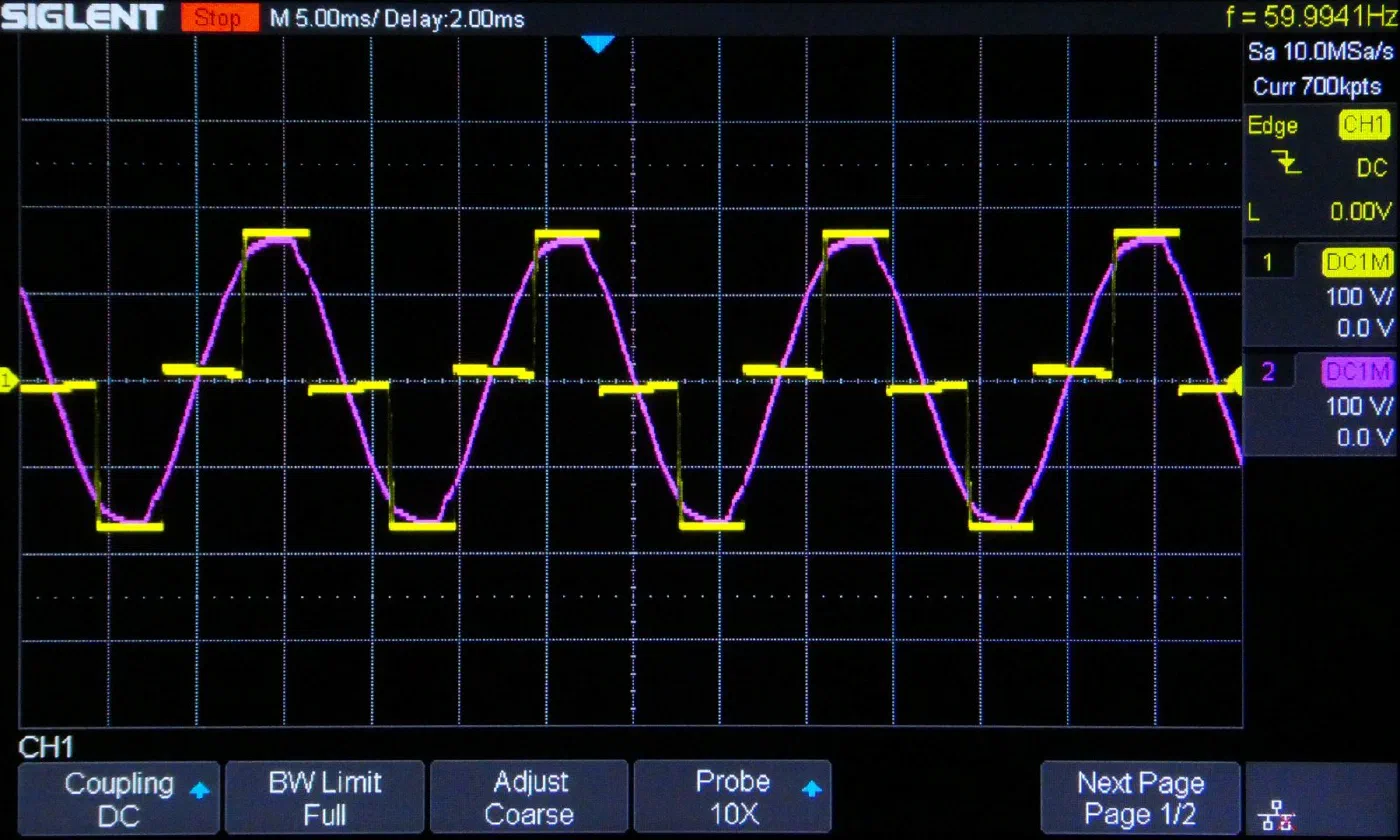 Osciloscópio mostrando a onda em degraus de um nobreak APC Back-UPS 550 na bateria