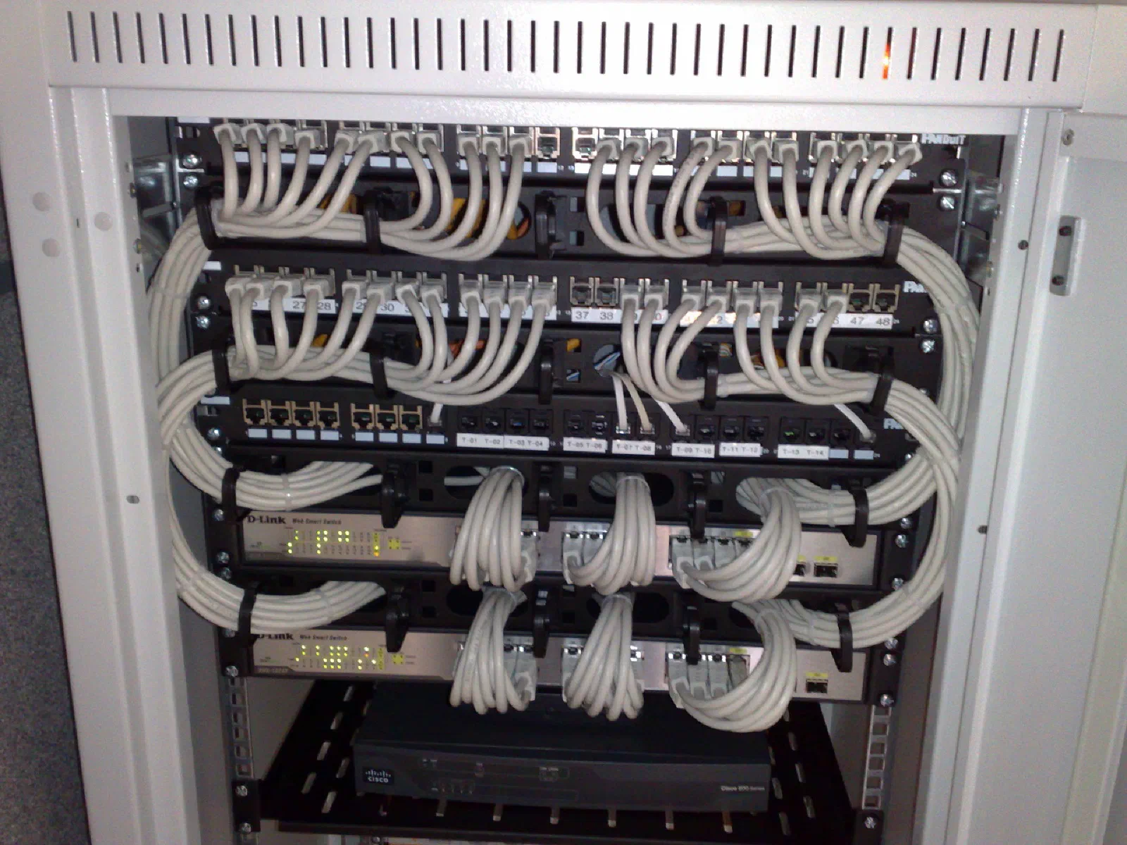 Rack de 19 polegadas com switches Ethernet e patch panels cheios de cabos