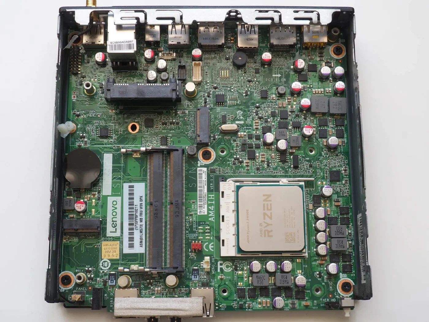 Placa-mãe de um ThinkCentre M715q Tiny aberto, com os dois slots de memória SO-DIMM, o slot M.2 e o conector SATA